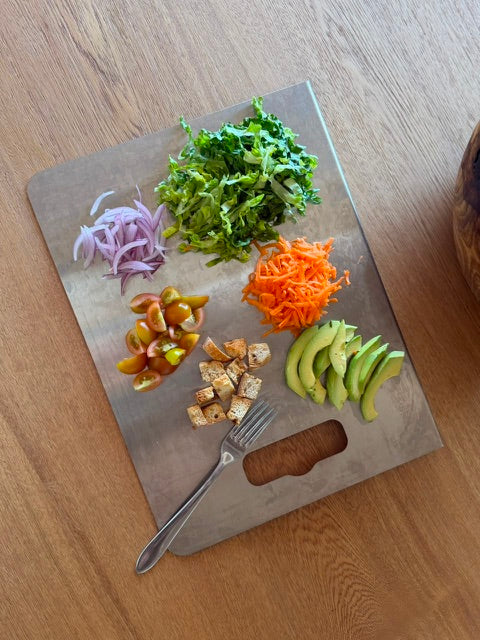 Tabla Cribal usada como estación de preparación de ensalada