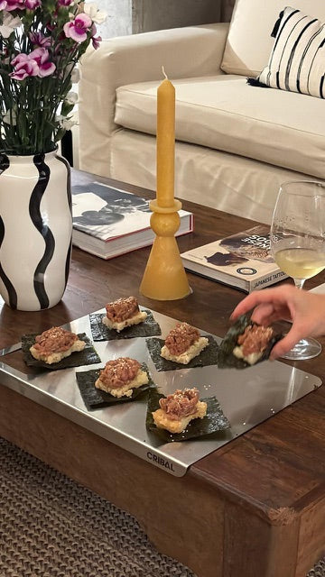 Tabla Cribal con temaki de sushi servido en la sala