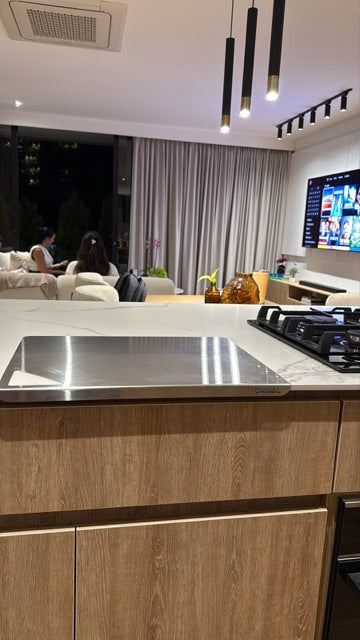 Tabla Cribal integrada en una cocina abierta moderna